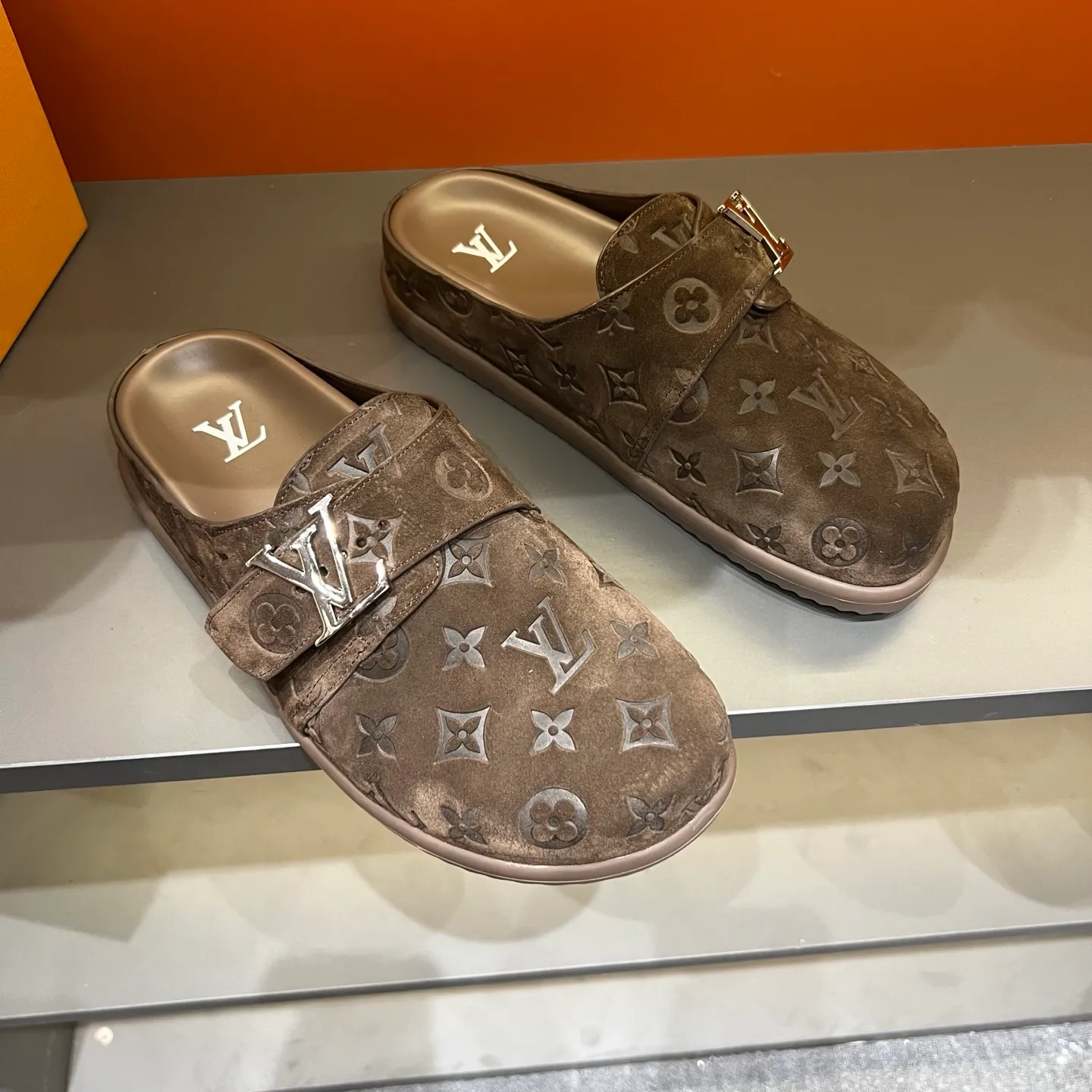 P360, 38-45 LV Easy 2025 new men's casual sandals, made of suede cow leather, with Monogram pattern to highlight the trendy style. Adjustable straps illuminated with LV letters, while a resilient insole and micro outsole provide lightweight comfort. Made of suede cow leather with embossed Monogram pattern and brand element metal hardware✅Adjustable straps➕Tough insole‼ ️Micro outsole. Comfortable and easy to wear‼ ️